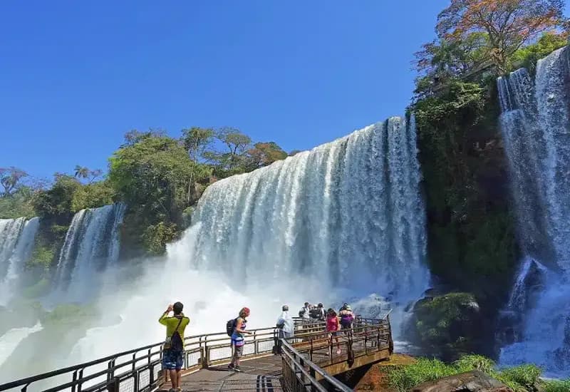 Pasarela frente a las Cataratas argentinas