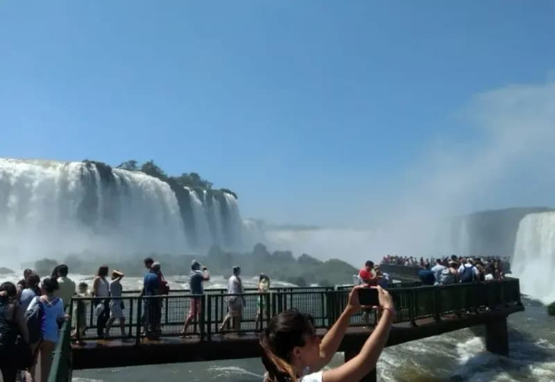 Visitantes en las Cataratas del lado brasileño