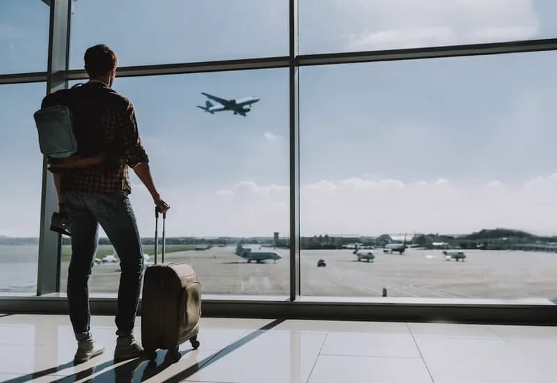 Viajero con equipaje en una terminal aérea